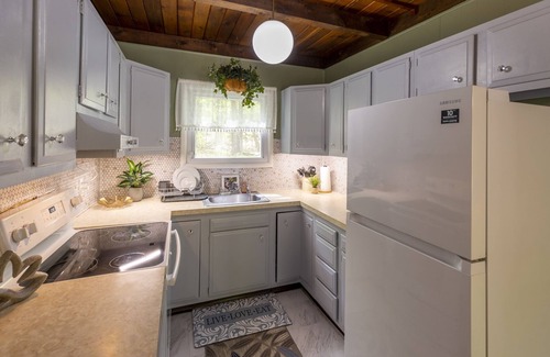 Hamlin Ski Chalet | Streamside Chalet with Hot Tub 🔥Pivate Playground-Family Friendly by pool/lake