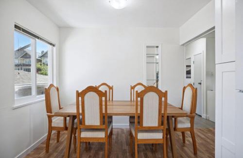 Burnaby Apartment | Street Parking, Cozy 2BR Upper House, King & Queen Beds, Sleeps 6