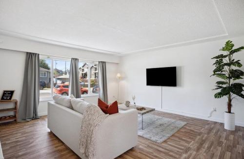 Burnaby Apartment | Street Parking, Cozy 2BR Upper House, King & Queen Beds, Sleeps 6