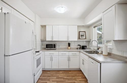 Burnaby Apartment | Street Parking, Cozy 2BR Upper House, King & Queen Beds, Sleeps 6