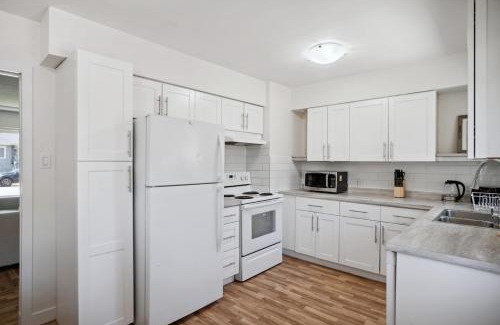 Burnaby Apartment | Street Parking, Cozy 2BR Upper House, King & Queen Beds, Sleeps 6