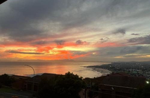 Mountainside Apartment | Strelitzia, spacious with a stunning view