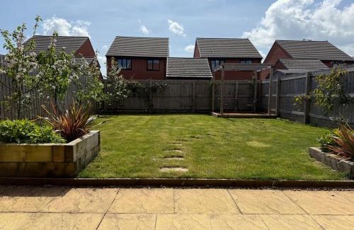 Clyst St Mary House | Strikingly Stylish Exeter Retreat - Modern 3-Bed