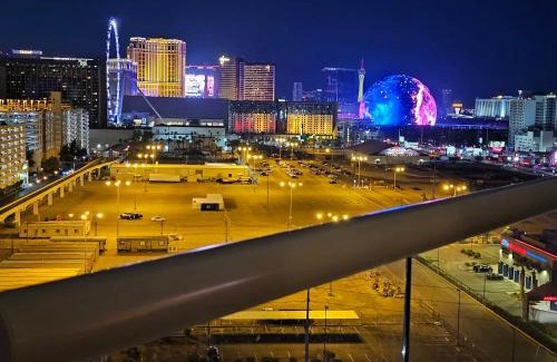 Las Vegas Apartment | Strip & Sphere view - Separate Living room - 2 Full Bath - Full Kitchen - Balcony - 900 sqft - MGM Signature