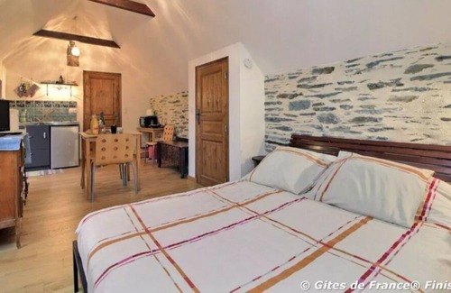 Gouezec Apartment | Stroll along the Nantes Brest Canal