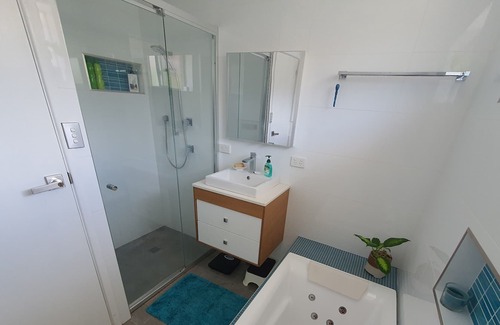 Umina Beach Villa | Stroll, Swim, Shop & Spa - Superb summer vacation digs close to everything!