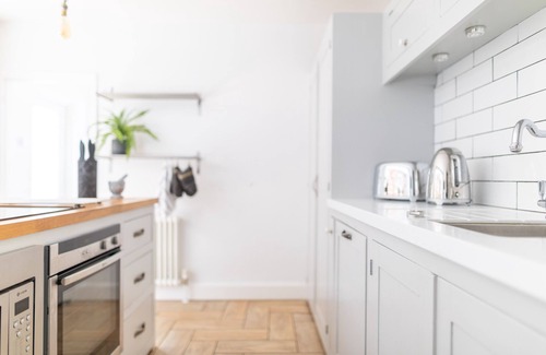 Riverside House | Stroll To The City Centre In From Chic Refurbished Townhouse