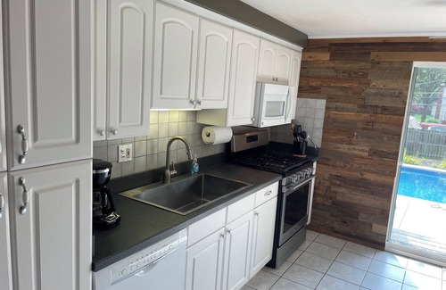 Strongsville House | Strongsville oasis inground pool 6 person hot tub, getaway close to it all