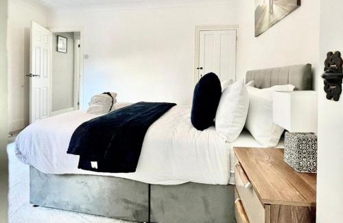 Wainscot House | Strood Home-Sleeps 6-Great for Groups & Families