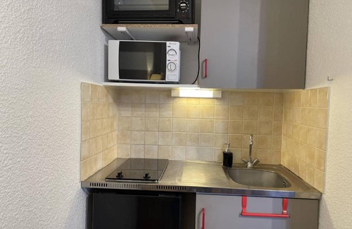 Puy-Saint-Vincent Apartment | Studio à Puy Saint Vincent 1700, 4 pers, balcon, proche pistes, parking, navette, TV, cuisine équipée - FR-1-330G-11