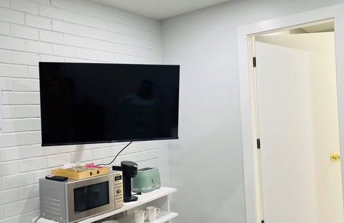 Hastings House | Studio 1 bedroom suite in Vancouver (close to PNE and Downtown)