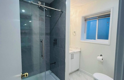 Hastings House | Studio 1 bedroom suite in Vancouver (close to PNE and Downtown)