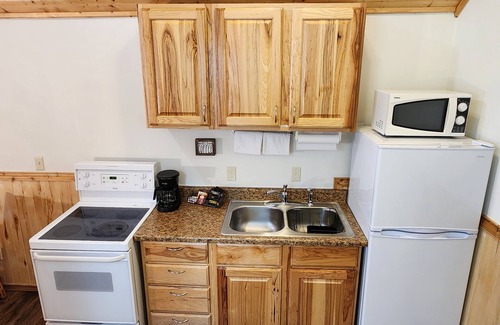 Whitefish Resort | Studio 1 King Bed, Full Bath, Full Kitchen 10 Minutes from West Glacier Park!