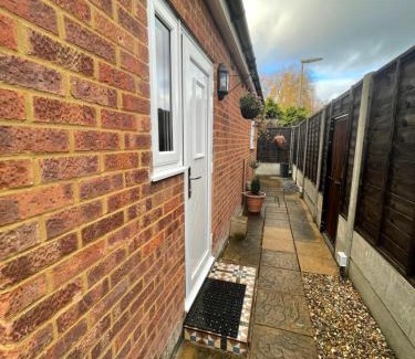 Staines Apartment | Studio-1-Staines/Heathrow/London-own entrance