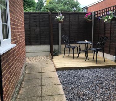 Staines Apartment | Studio-1-Staines/Heathrow/London-own entrance