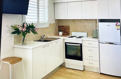 Bondi Apartment | Studio 10 Bondi, roof top pool, walk to beach, air con, restaurants 2 mins