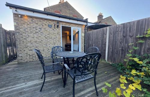 Staines Apartment | Studio-4 for professionals