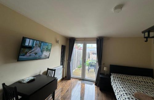 Staines Apartment | Studio-4 for professionals