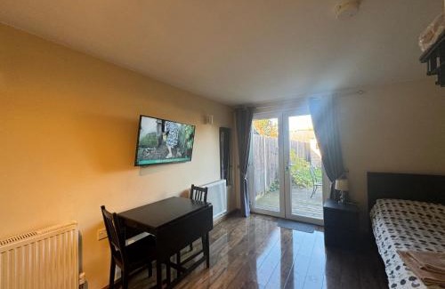 Staines Apartment | Studio-4 for professionals