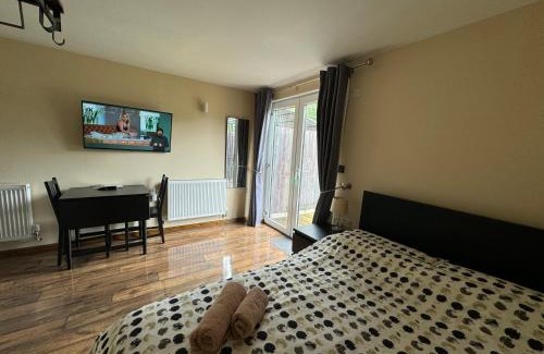 Staines Apartment | Studio-4 for professionals