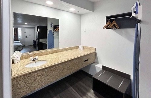 Pumpkin Center Hotel | Studio 6 Bakersfield, CA - South