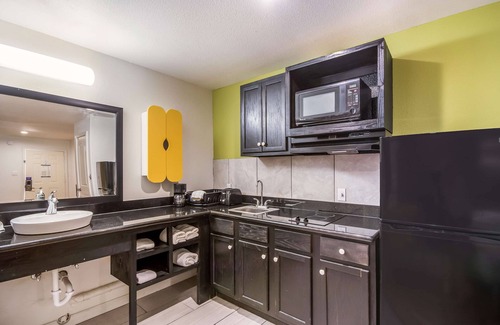 Huntsville Hotel | Studio 6 Huntsville, TX