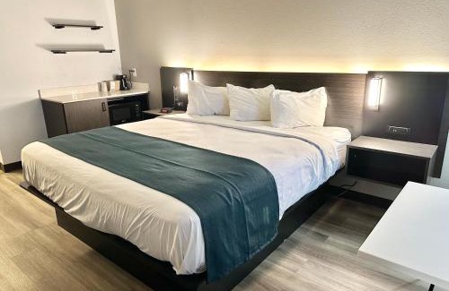 Highland Park Hotel | Studio 6 Suites Louisville KY Airport/Expo Center