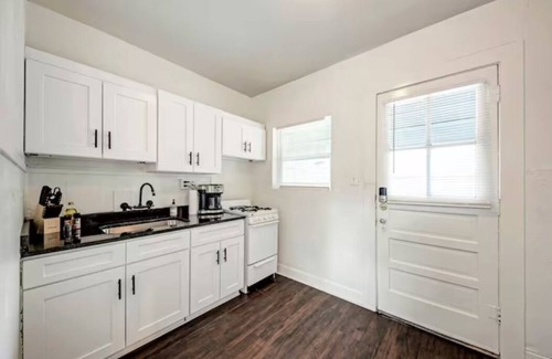 West Campus Apartment | Studio-9, near Zilker/UT/SXSW/Parking Included!