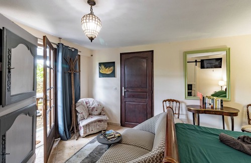 Saint-Amand-de-Vergt Apartment | Studio Apartment 'Petit Gîte Croix Du Sud' with Shared Pool, Shared Terrace and Wi-Fi