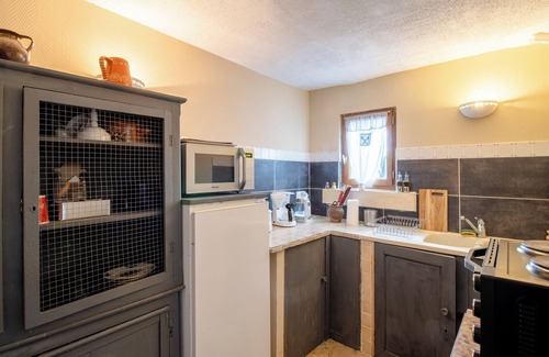 Saint-Amand-de-Vergt Apartment | Studio Apartment 'Petit Gîte Croix Du Sud' with Shared Pool, Shared Terrace and Wi-Fi
