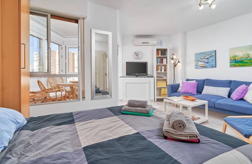 Torrox Costa Apartment | Studio Apartment 'Estudio Primera Linea De Playa' with Sea View, Wi-Fi and Air Conditioning