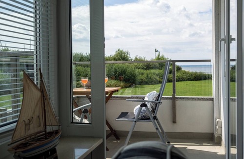 Schausende Apartment | Studio Apartment 'Ferienwohnung Möwennest' with Sea View, Balcony and Wi-Fi
