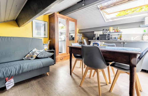 Bouaye Apartment | Studio Apartment 'Les Gîtes Du Robelier - Le Nid' with Shared Garden, Balcony and Wi-Fi