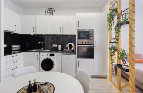 Ramalde Apartment | Studio Apartment "Minimalist City Centre" with A/C & Wi-Fi