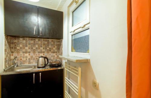 Mecidiyekoy Apartment | Studio Apartment on Garden Floor in the Center of Mecidiyeköy