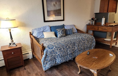 Queens Apartment | Studio Apartment on Tree-lined Street 2 minutes from Railroad and Restaurants