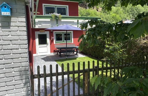 Stall Apartment | Studio Apartment 'Pepper' with Mountain View, Private Garden and Wi-Fi