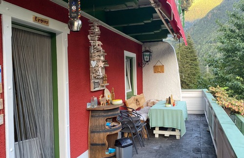 Stall Apartment | Studio Apartment 'Pepper' with Mountain View, Private Garden and Wi-Fi