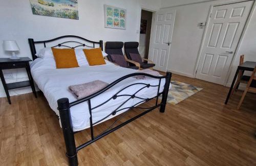Exeter Apartment | Studio Apartment, Private Parking, Walk To Centre, Uni and Hospital, Long Stay Prices