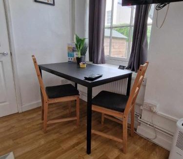 Exeter Apartment | Studio Apartment, Private Parking, Walk To Centre, Uni and Hospital, Long Stay Prices