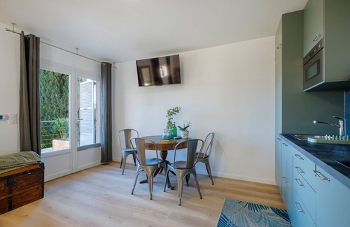 Le Tignet Apartment | Studio Apartment 'Soleil Et Palmiers' with Shared Pool, Wi-Fi and Air Conditioning