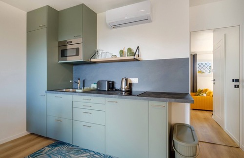 Le Tignet Apartment | Studio Apartment 'Soleil Et Palmiers' with Shared Pool, Wi-Fi and Air Conditioning