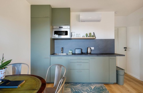 Le Tignet Apartment | Studio Apartment 'Soleil Et Palmiers' with Shared Pool, Wi-Fi and Air Conditioning