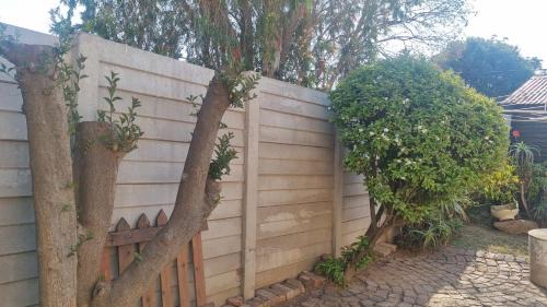 Germiston Apartment | Studio apartment, water backup, 12 min from OR Tambo