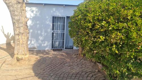Germiston Apartment | Studio apartment, water backup, 12 min from OR Tambo