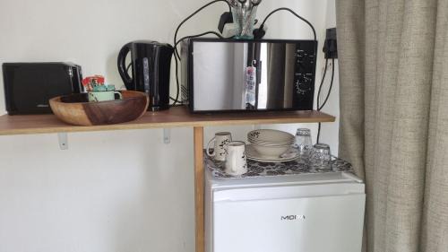 Germiston Apartment | Studio apartment, water backup, 12 min from OR Tambo