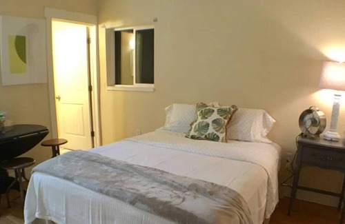 Burley Apartment | Studio Apartment with kitchen, bathroom &queen bed