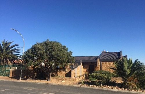 Mountainside Apartment | Studio apartment with sea view and direct view of Table Mountain