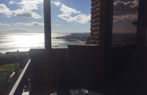 Mountainside Apartment | Studio apartment with sea view and direct view of Table Mountain