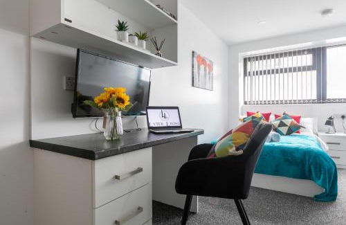 Welford Apartment | Studio Apartments by Lyter Living Desks & Wifi - Monthly Stays Available